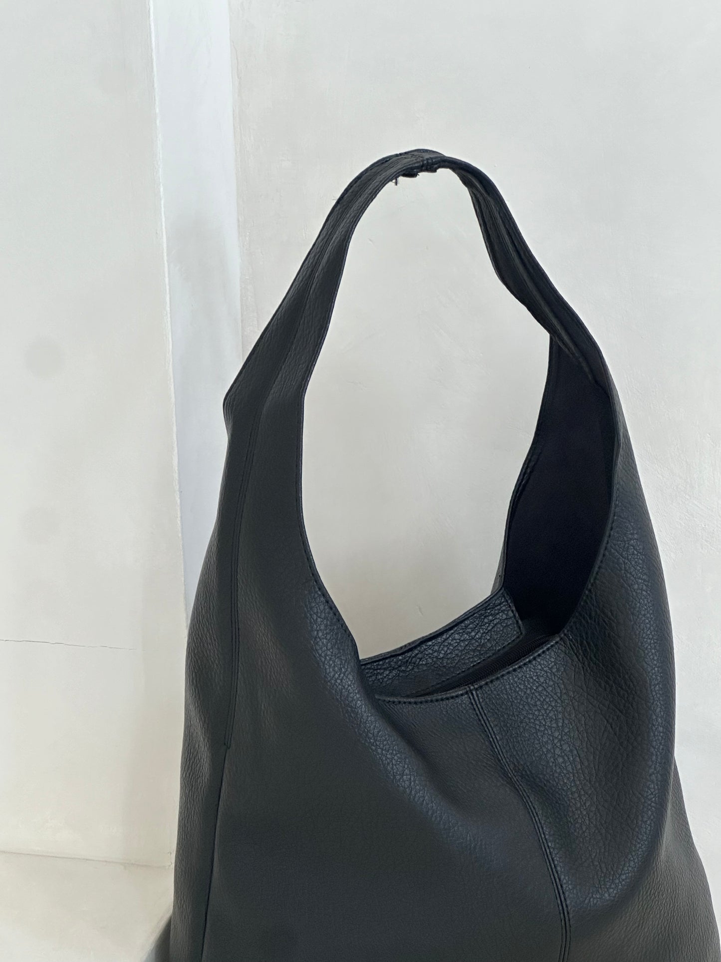 KIENNA SLOUCHY SHOULDER BAG IN LIQUORICE BLACK