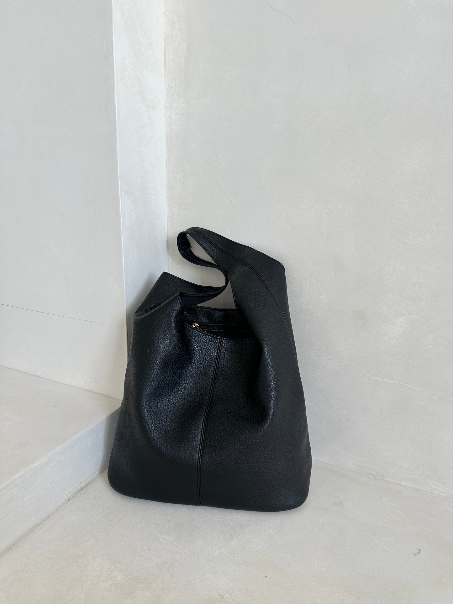 KIENNA SLOUCHY SHOULDER BAG IN LIQUORICE BLACK