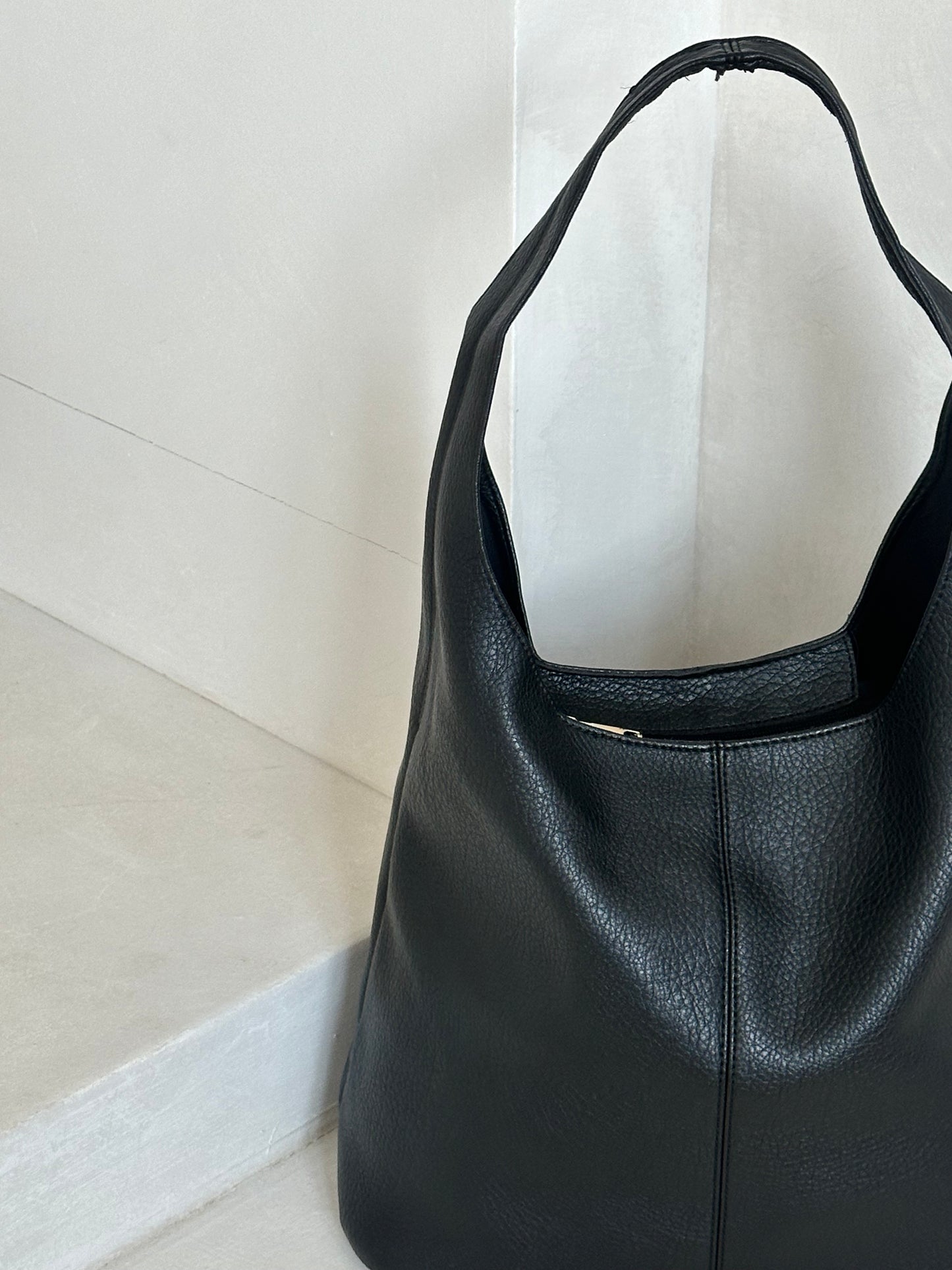 KIENNA SLOUCHY SHOULDER BAG IN LIQUORICE BLACK