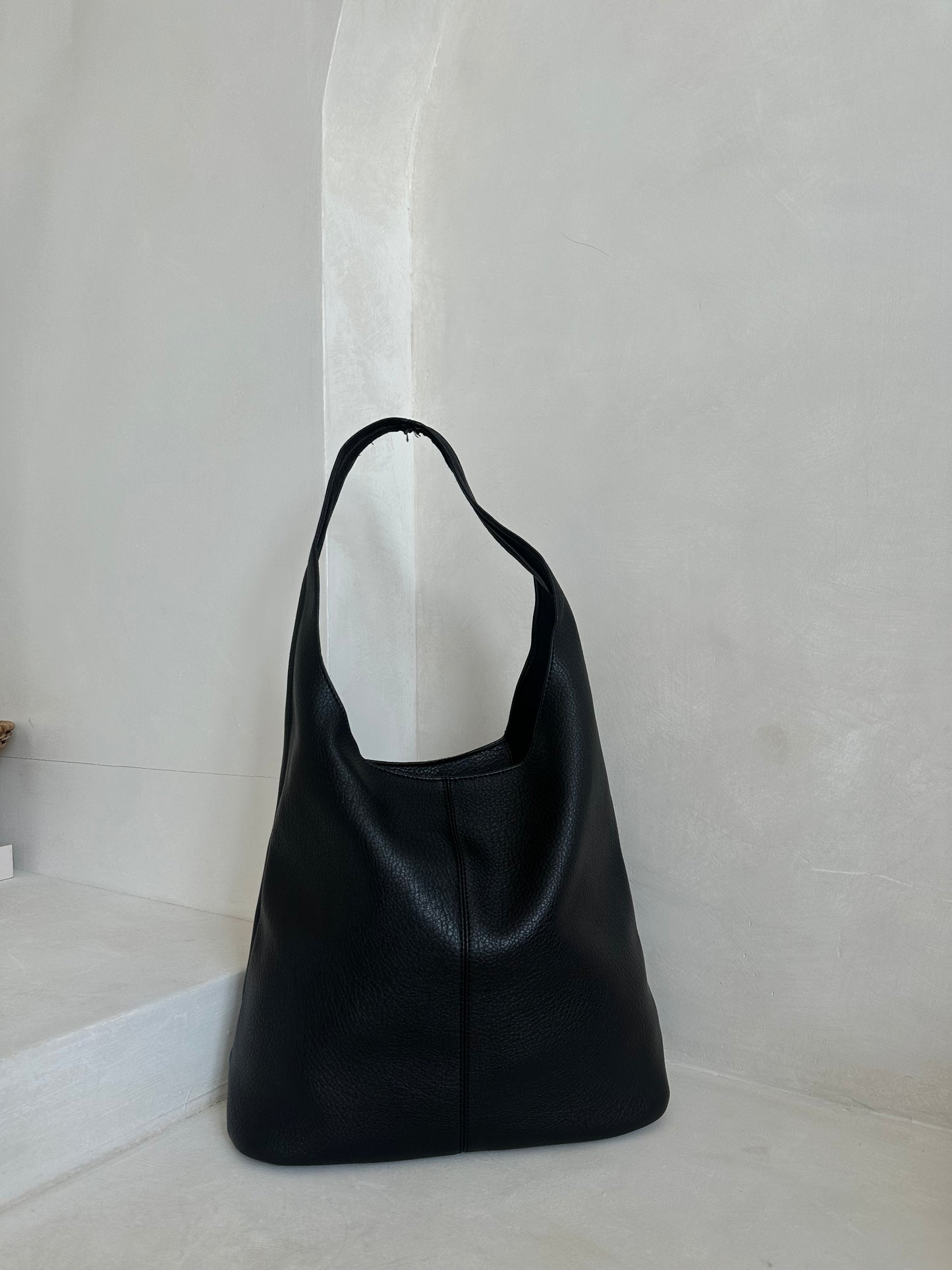 KIENNA SLOUCHY SHOULDER BAG IN LIQUORICE BLACK