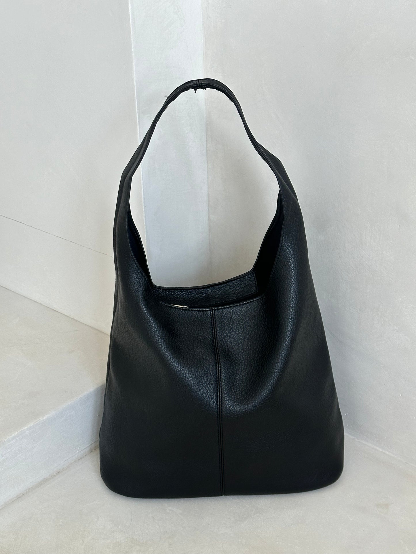 KIENNA SLOUCHY SHOULDER BAG IN LIQUORICE BLACK