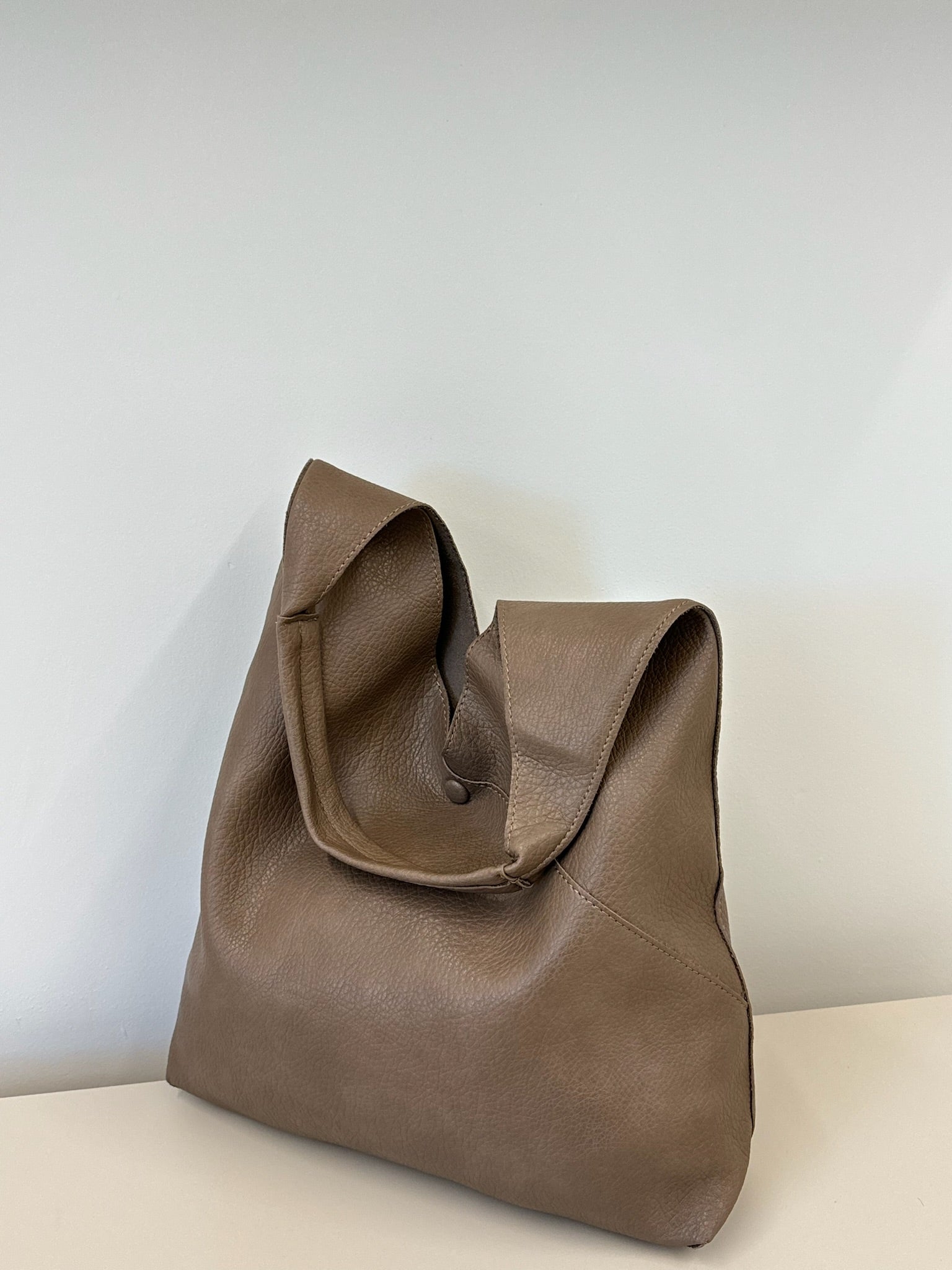 KYOMI SLOUCHY SHOULDER BAG IN BURNT SUGAR TAUPE