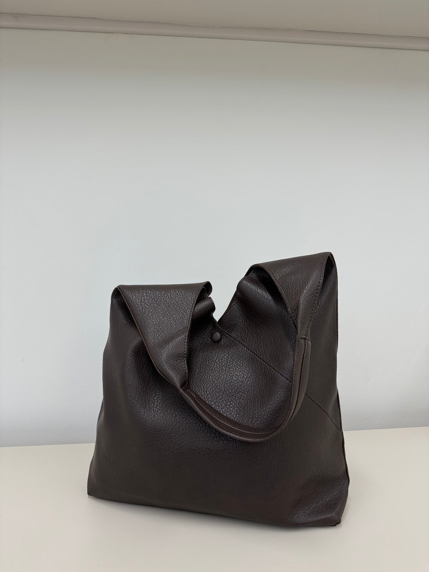 KYOMI SLOUCHY SHOULDER BAG IN WALNUT BROWN