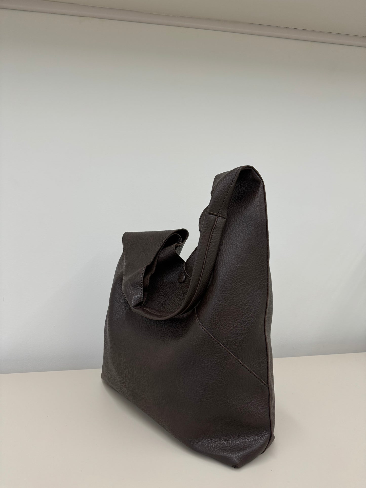 KYOMI SLOUCHY SHOULDER BAG IN WALNUT BROWN